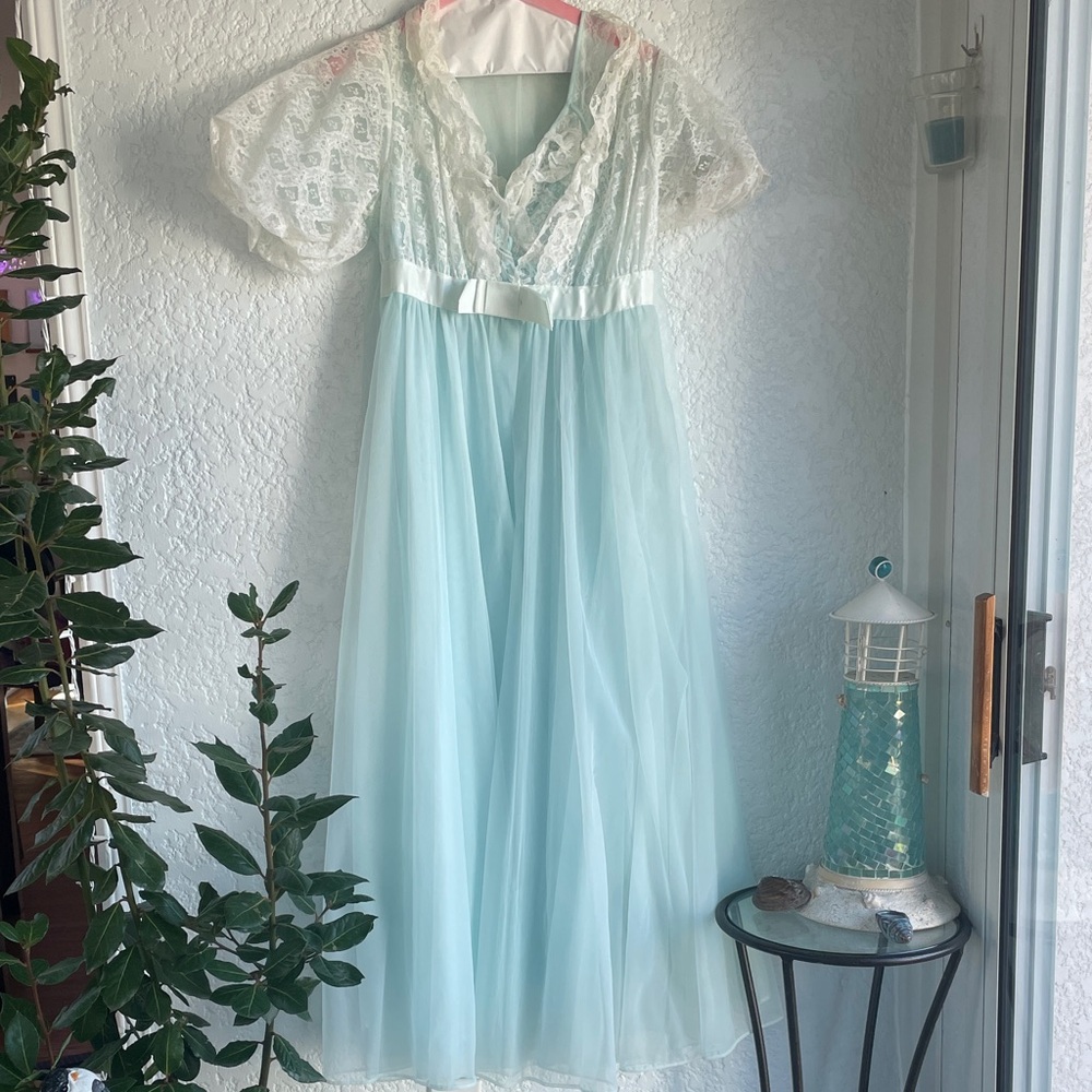 Vintage Baby Blue and White Peignoir Set - petite
